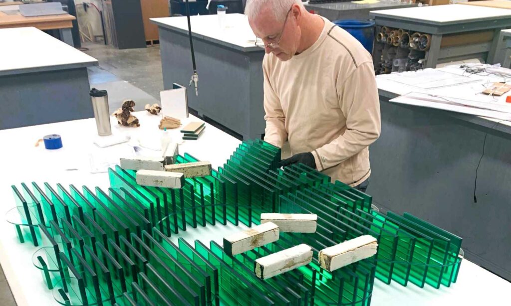 Montaż elementów konstrukcji ekspozycji POS w warsztacie produkcyjnym