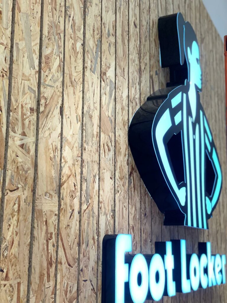 Ekspozycja POS z podświetleniem LED zwiększającym widoczność produktu.