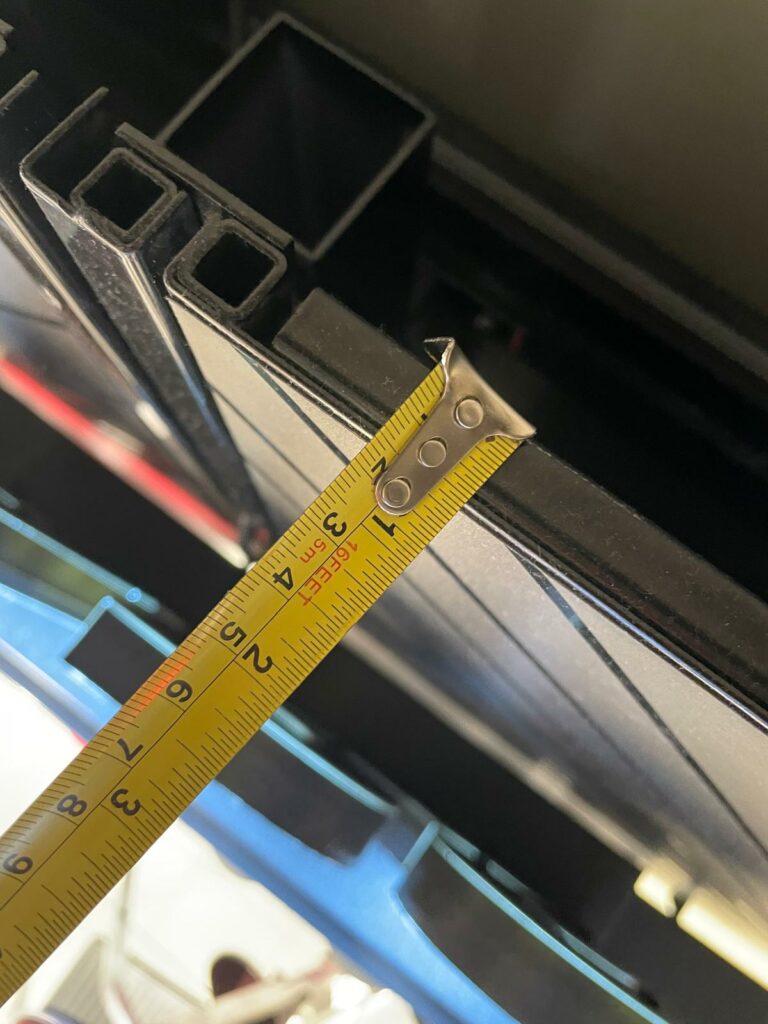 Detale konstrukcyjne ekspozycji POS – elementy metalowe wpływające na stabilność i koszt.