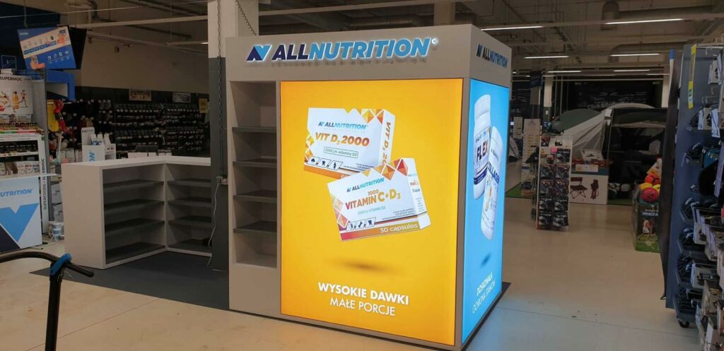 Gotowa ekspozycja POS w przestrzeni sklepowej po instalacji.