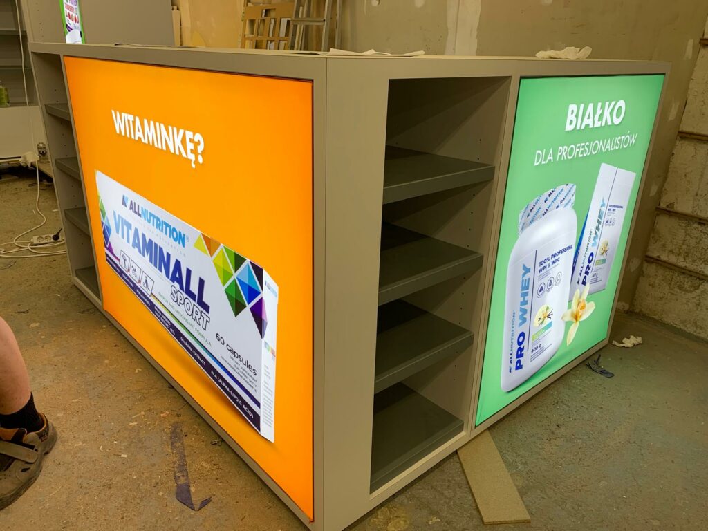 Ekspozycja POS w trakcie produkcji – przykład rozbudowanej jednostki retail.