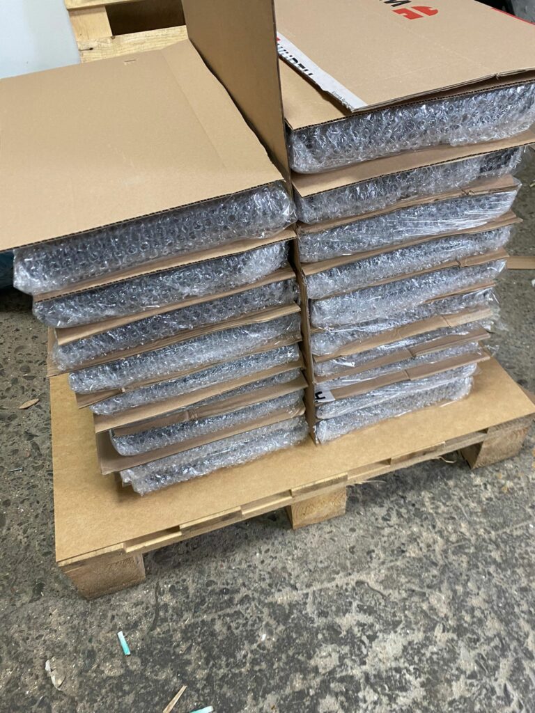 Pakowanie ekspozycji POS przygotowanych do transportu i rolloutów do wielu sklepów