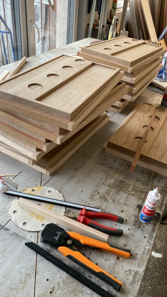 Proces produkcji elementów ekspozycji POS w warsztacie przed montażem finalnej konstrukcji