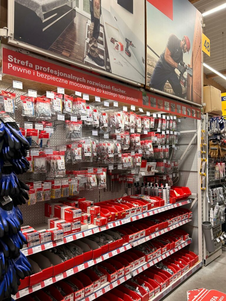 duża liczba produktów na półce klient skanuje wybór w sklepie zachowanie konsumenta retail