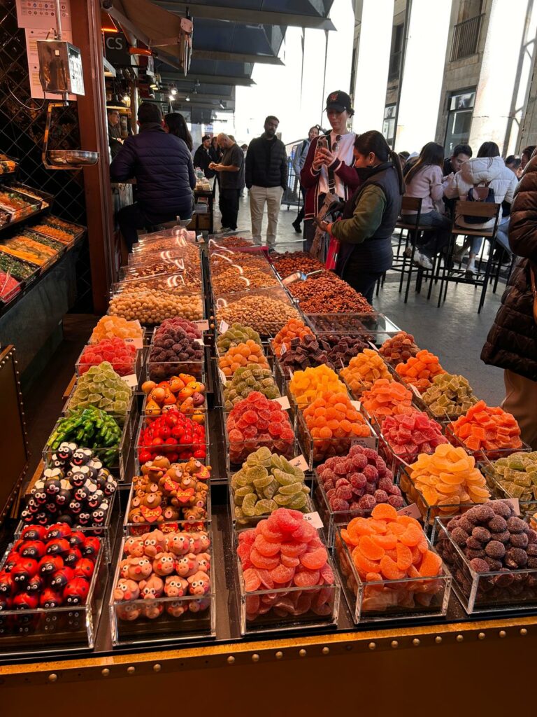 zakup impulsywny w sklepie kolorowa ekspozycja słodyczy zachowanie klienta shopper marketing