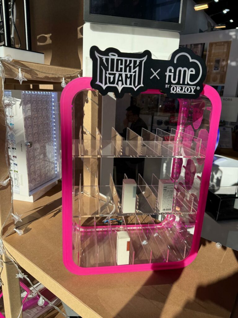 Ekspozycja produktów w customowym displayu POS w przestrzeni retail.