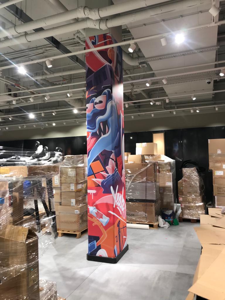 Elementy ekspozycji POS przygotowane do transportu i instalacji w przestrzeni retail.