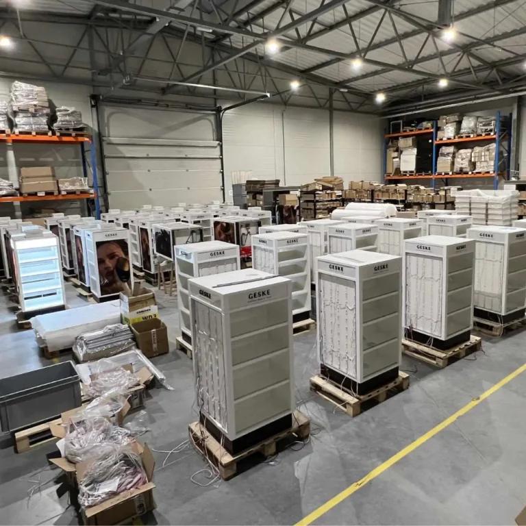 Gotowe ekspozytory POS przed wysyłką – etap, który pokazuje skalę i znaczenie logistyki.