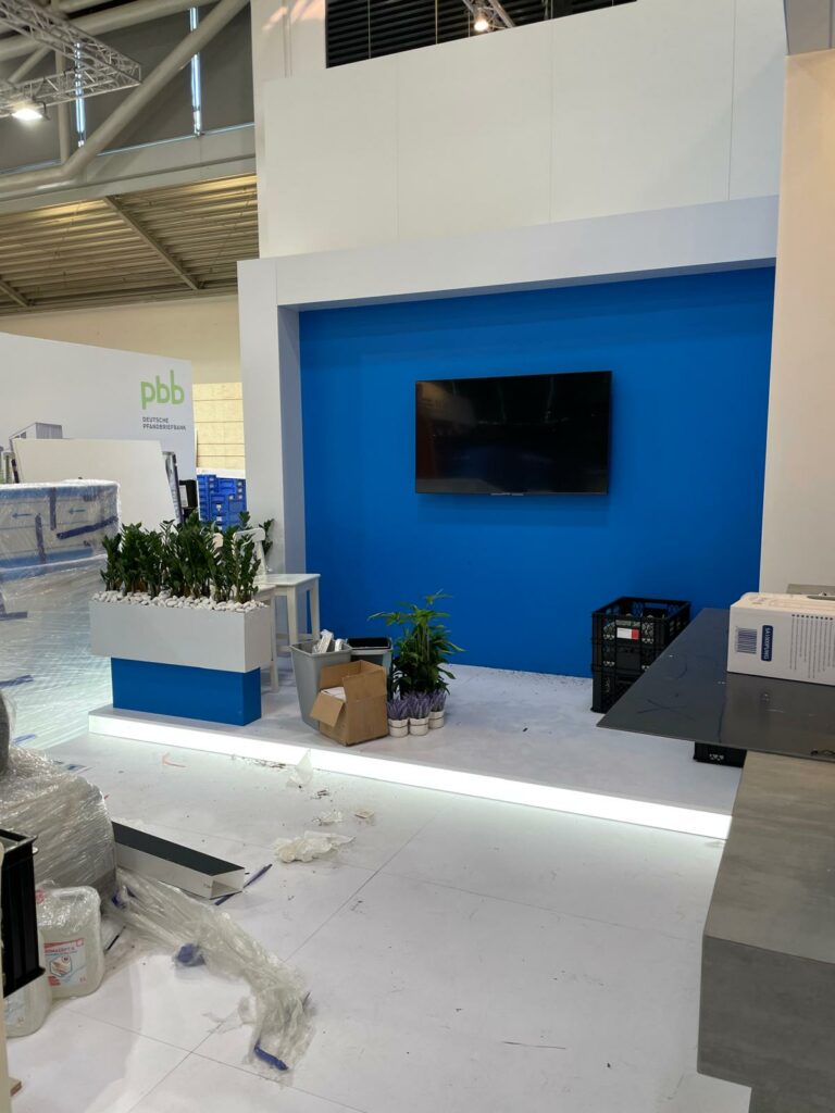 Stoisko retail w trakcie montażu przed finalnym przygotowaniem do użytkowania.