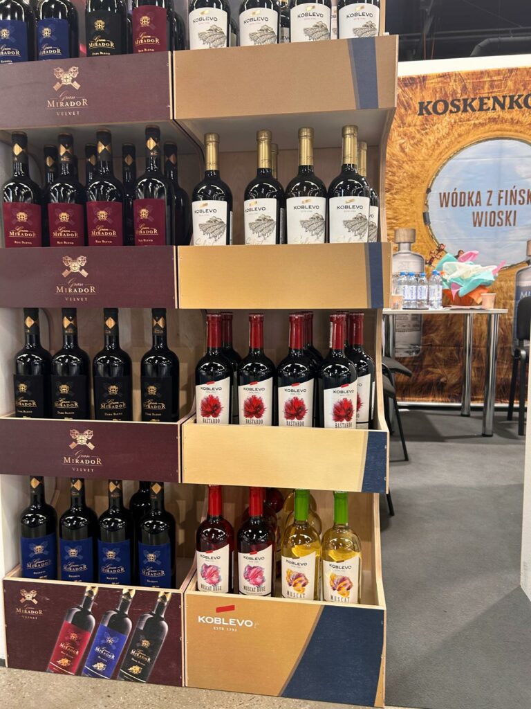 Stojak POS dla win premium dostosowany do różnych rodzajów butelek i układów ekspozycyjnych.