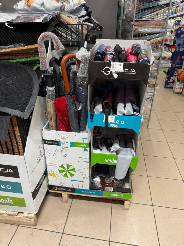 Ekspozytor POS zaprojektowany z myślą o sprawnym uzupełnianiu produktów i wygodnej obsłudze sklepu