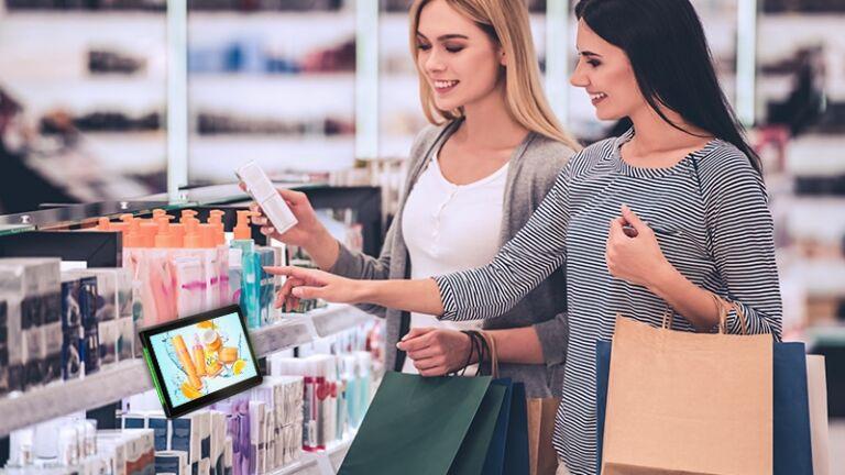 Klientki wybierające produkty przy ekspozycji POS w sklepie. Odpowiednio zaprojektowany display ułatwia odnalezienie produktu, skraca czas podjęcia decyzji zakupowej i poprawia doświadczenie zakupowe. 