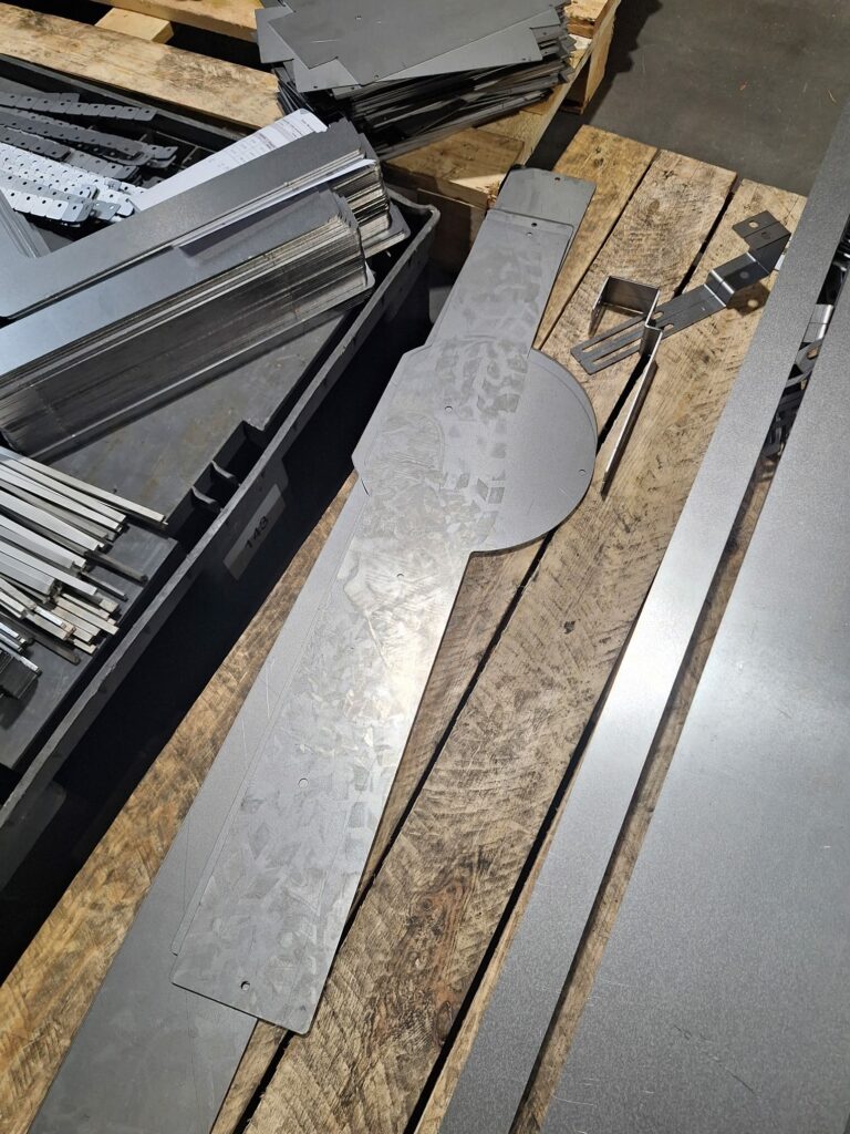 Na zdjęciu widoczne są stalowe elementy wycinane laserowo, przygotowane do dalszych etapów produkcji ekspozytorów POS. Precyzyjna obróbka materiału pozwala zachować powtarzalność elementów, ułatwia montaż i wpływa na trwałość gotowego displaya. 