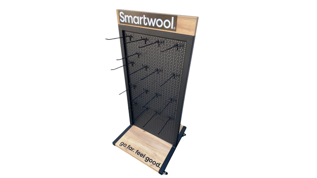 Wolnostojący display POS dla marki Smartwool wykonany przez UC POS z wykorzystaniem konstrukcji stalowej oraz elementów drewnianych.