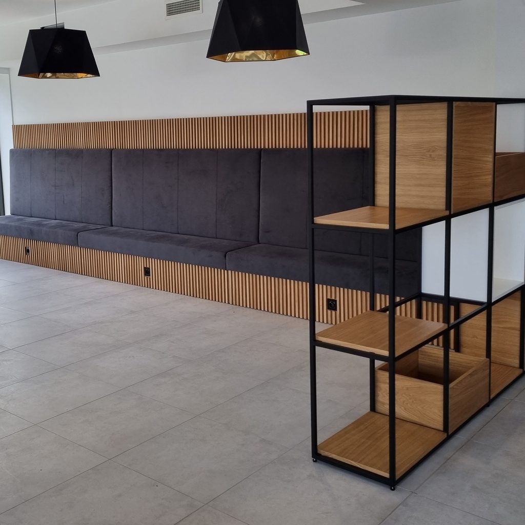 Steel retail display combined with wooden shelves, demonstrating how mixed materials reduce weight while maintaining durability and premium appearance.